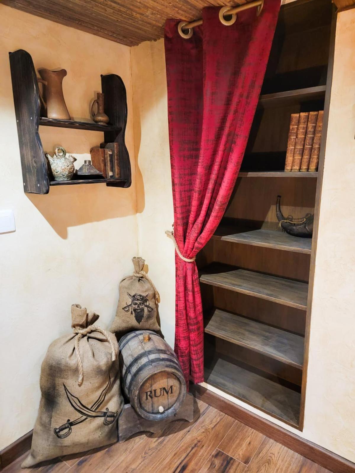 Le Repaire Des Pirates Logement Magique Sainte-Croix-en-Plaine Buitenkant foto